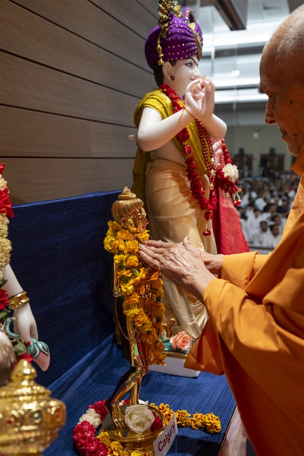 Swamishri performs the murti-pratishtha rituals of Shri Nilkanth Varni for BAPS Shri Swaminarayan Mandir, Calgary, Alberta, Canada