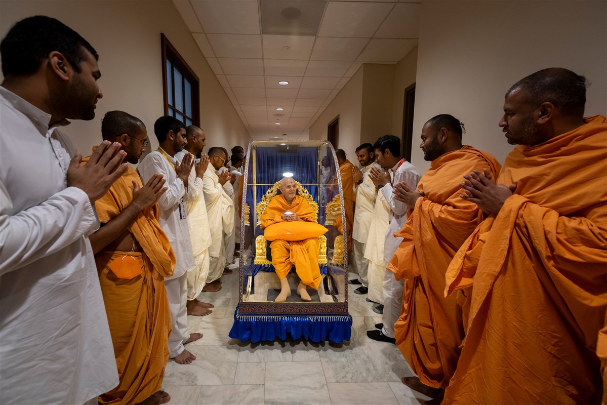 Swamishri greets volunteers and swamis