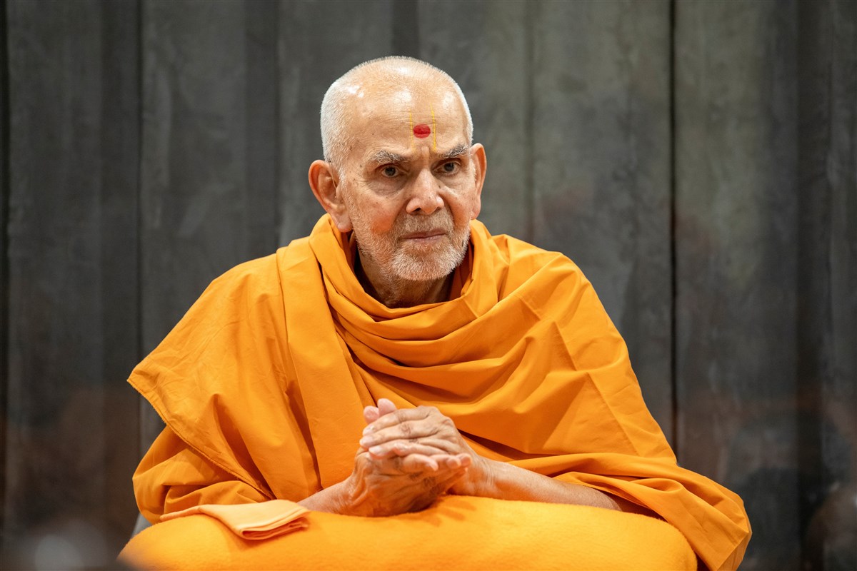 Swamishri listens during the afternoon assembly