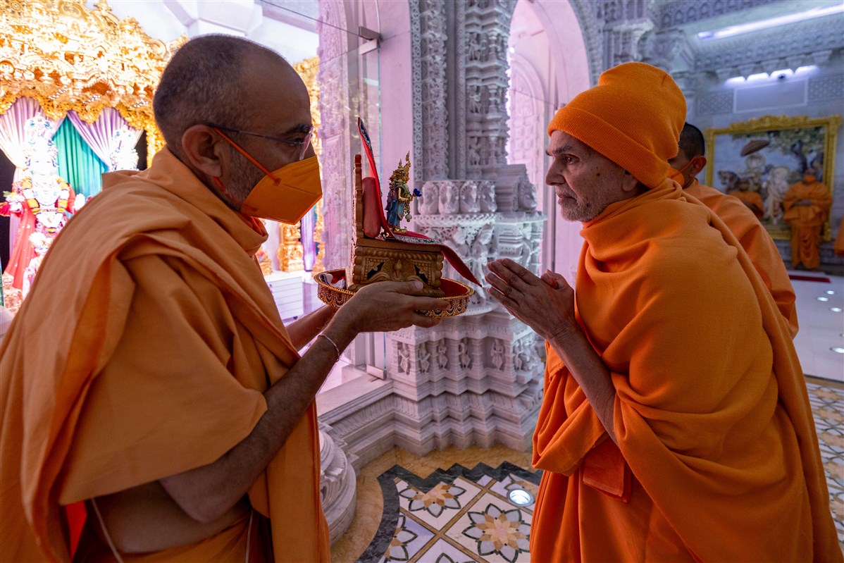 Swamishri doing darshan of Shri Akshar Purushottam Maharaj