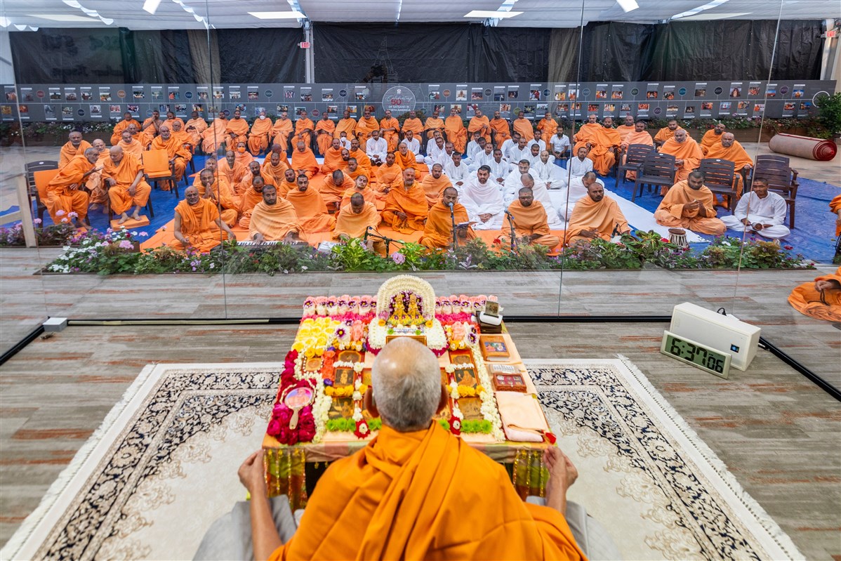 Swamis and sadhaks offer kirtan bhakti during Swamishri's puja
