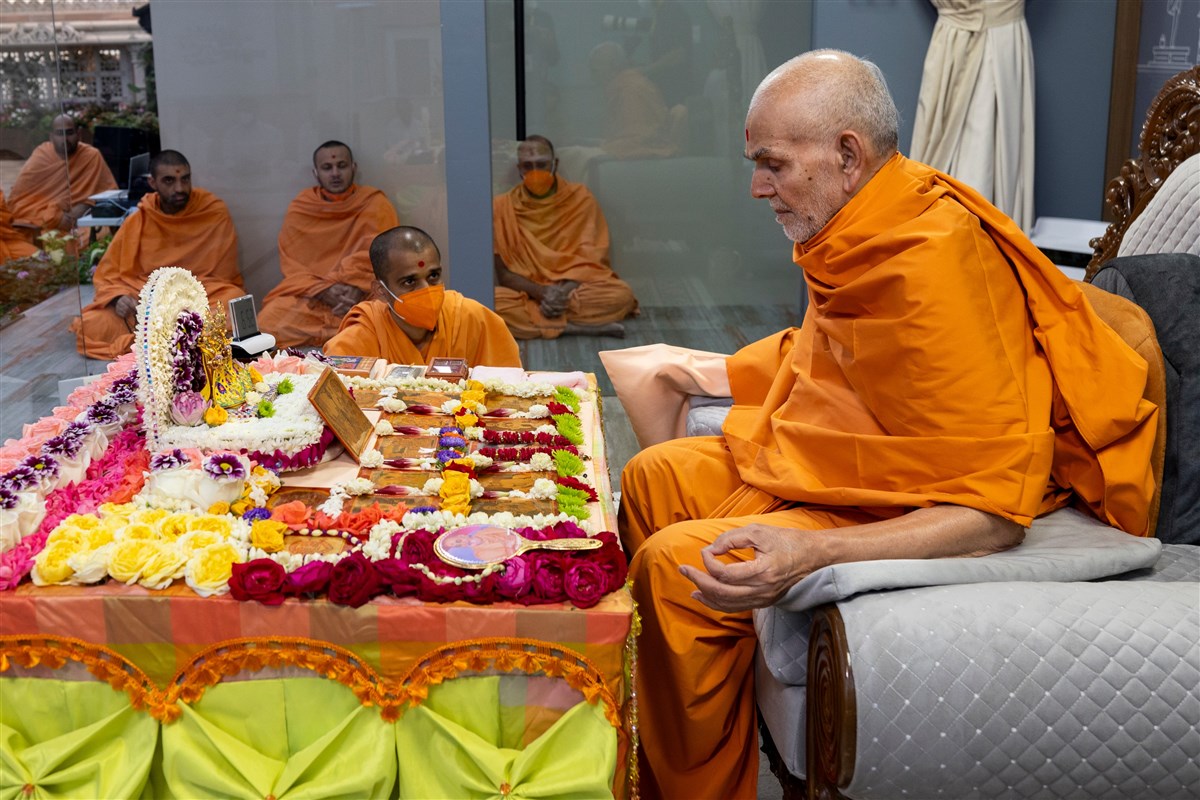 Swamishri performs mala 
