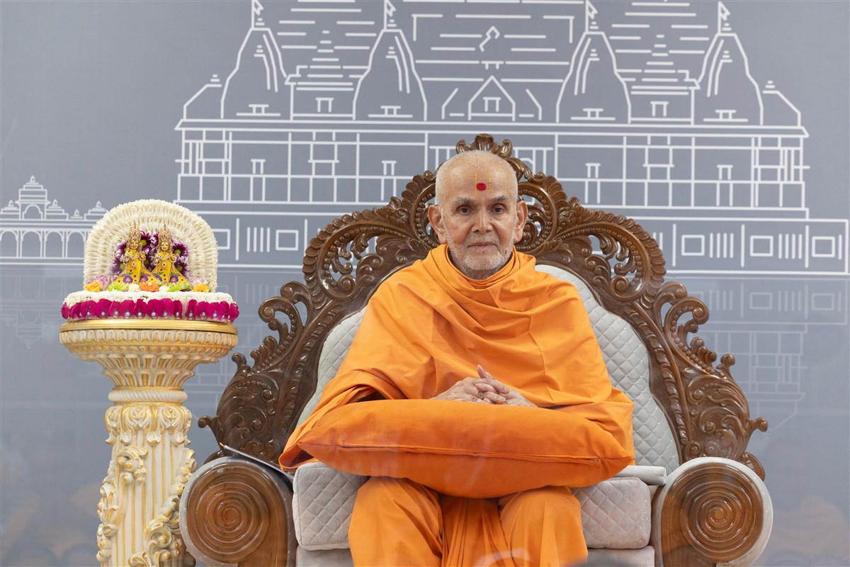 Swamishri affectionately gazes at the swamis
