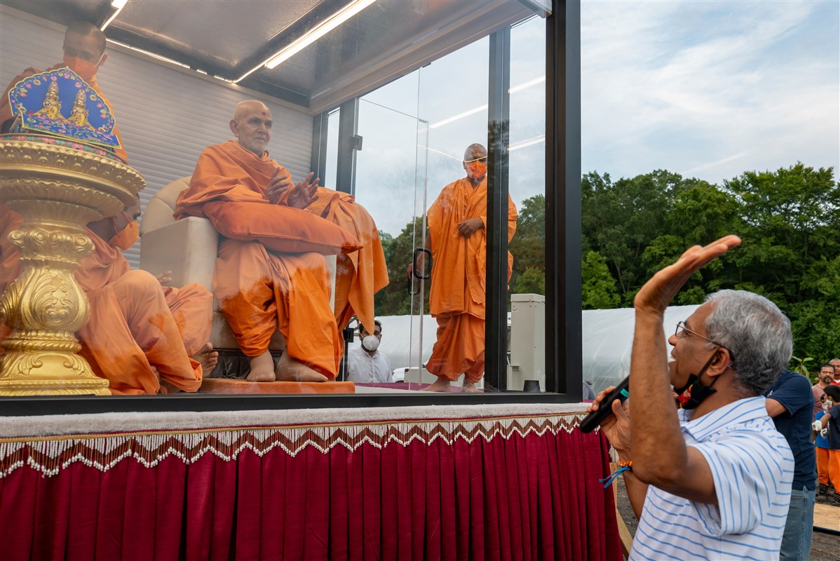 Swamishri on a campus tour