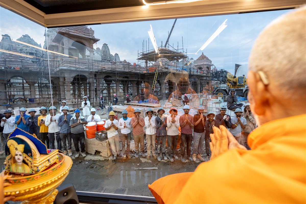 Swamishri blessing volunteers during the campus tour