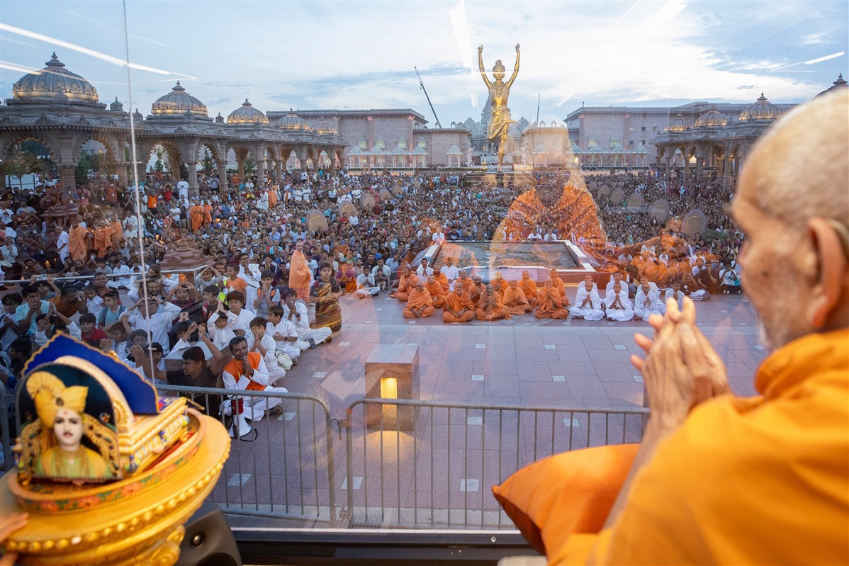 Swamishri engages in darshan of Tapomurti Shri Nilkanth Varni and the devotees