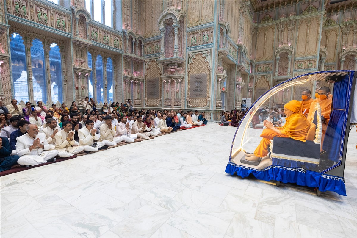 Swamishri greets wedding families