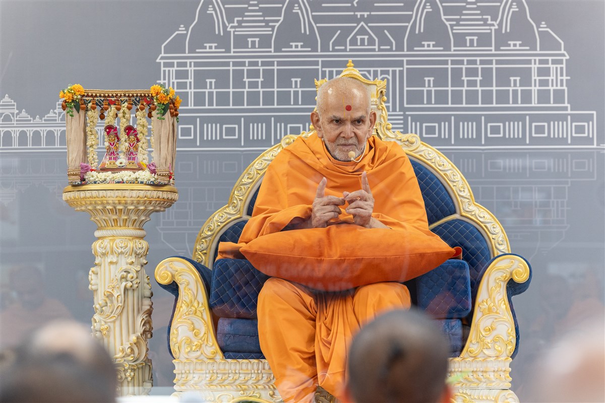 Swamishri gestures during his morning discourse