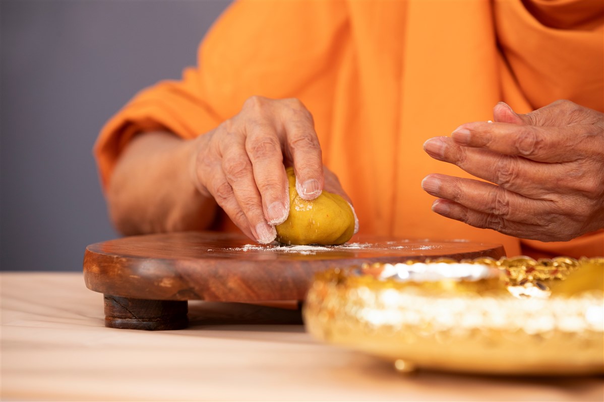Swamishri prepares the dough for puran poli