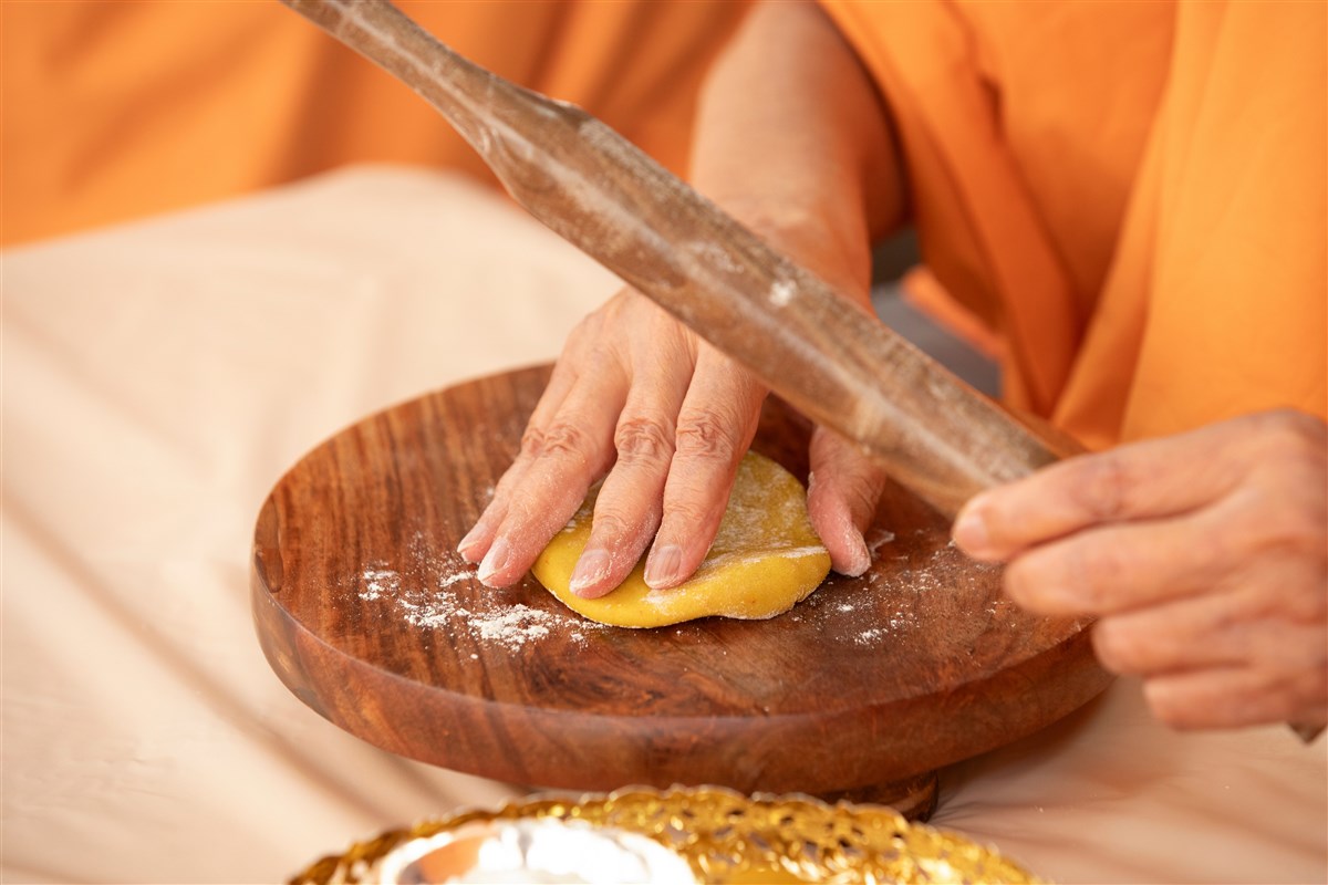 Swamishri rolls the dough