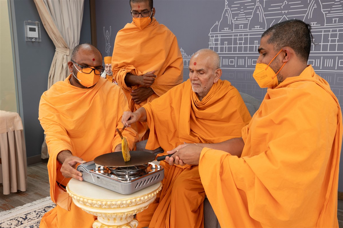Swamishri prepares the puran poli