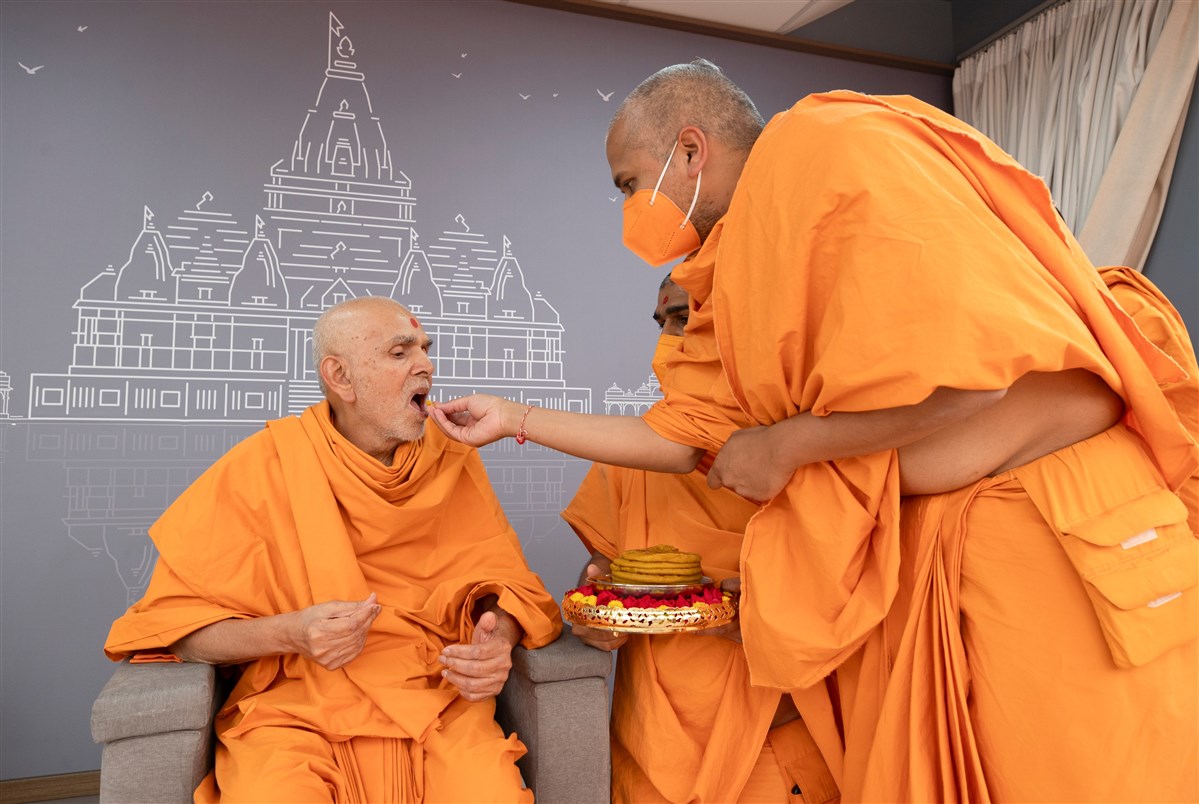 Pujya Nilkanthsevadas Swami offers the puran poli to Swamishri