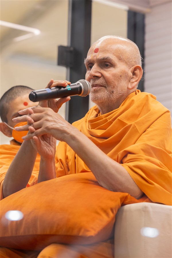 Swamishri speaks to the volunteers