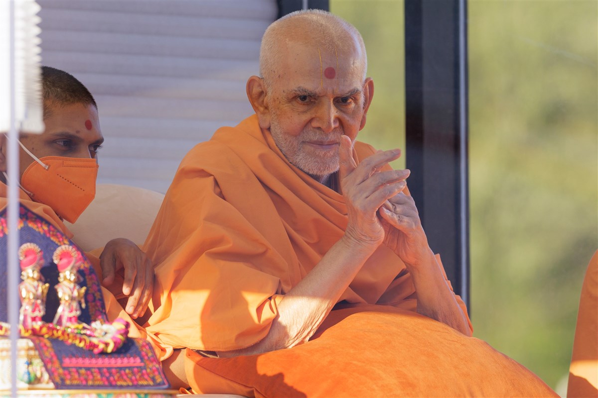 Swamishri gestures during the tour
