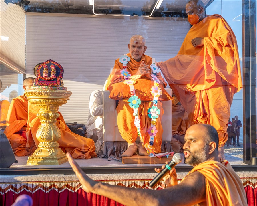 Pujya Anantmangal Swami presents to Swamishri 