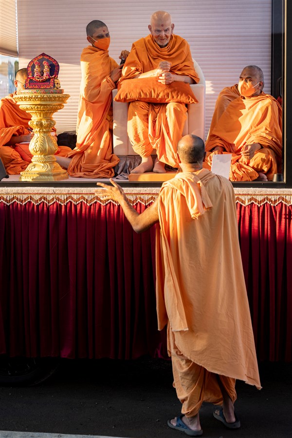 Swamishri listens with great attention