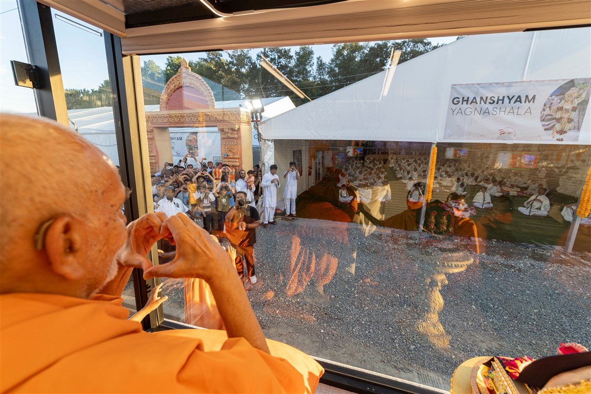 Swamishri forms a heart shape with his hands