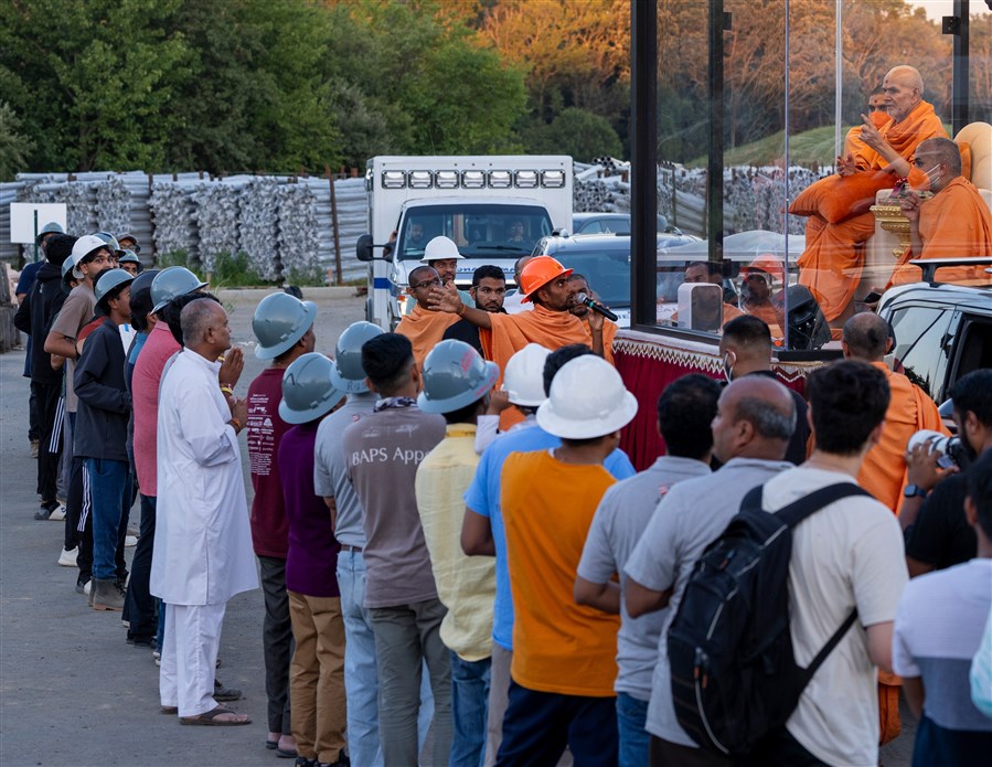 Swamishri tours the campus and Swaminarayan Nagar