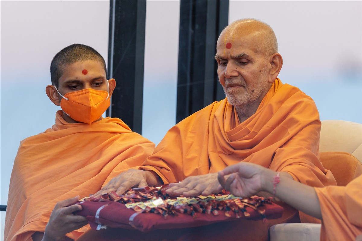 Swamishri sanctifies the Akshardham Mahotsav wristbands