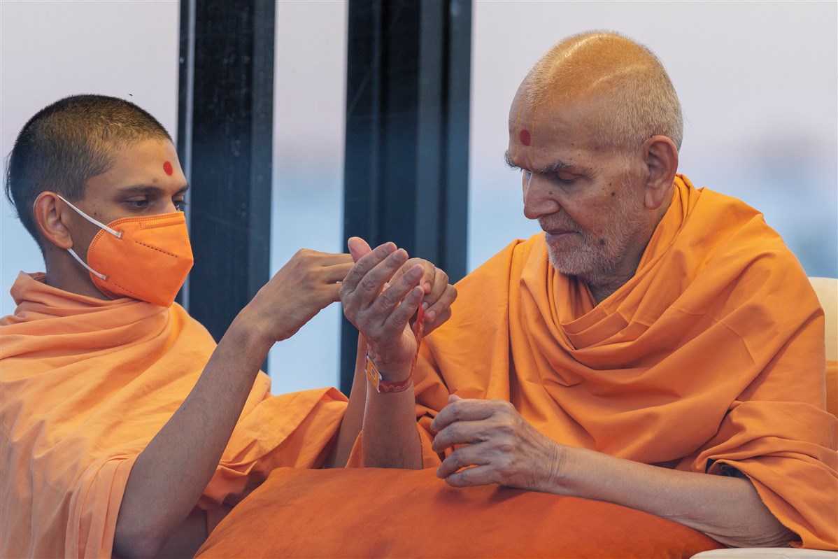 Swamishri adorns an Akshardham Mahotsav wristband