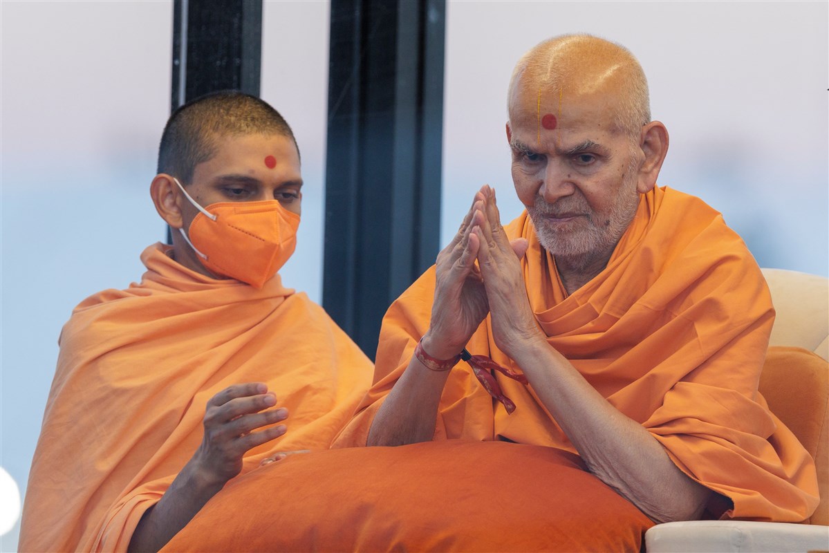 Swamishri folds his hands to bless all volunteers present