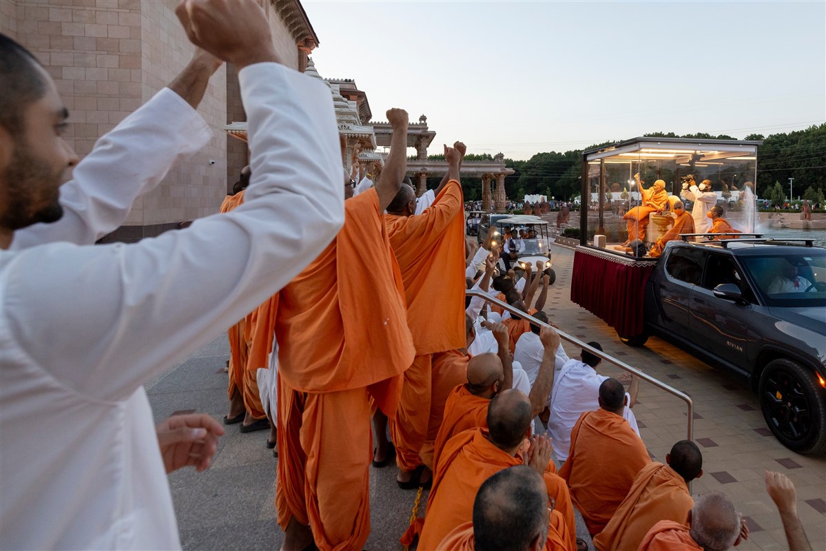 Swamishri engages in jaynaad with sadhaks and swamis