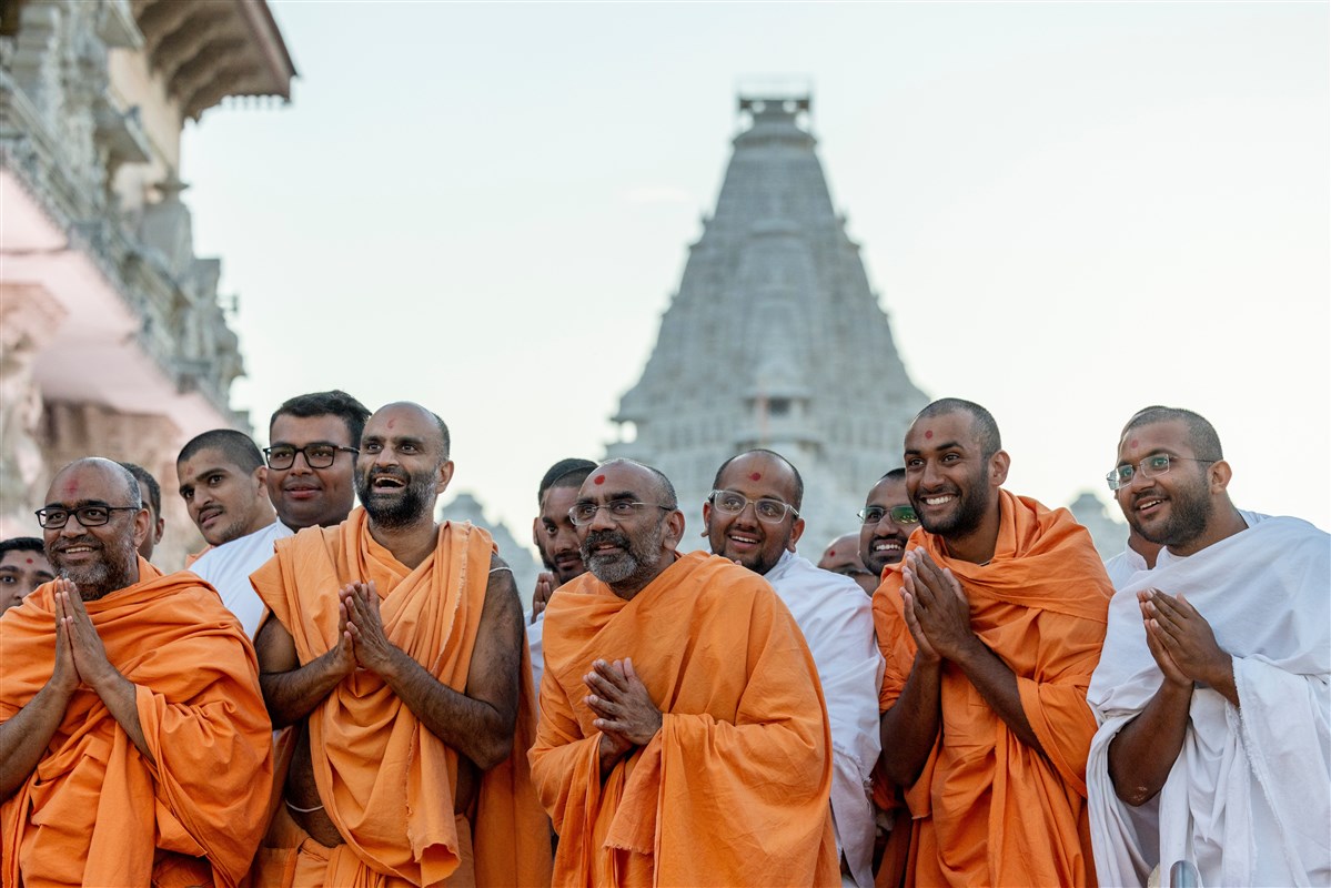 Swamis and sadhaks enjoy a light moment with Swamishri