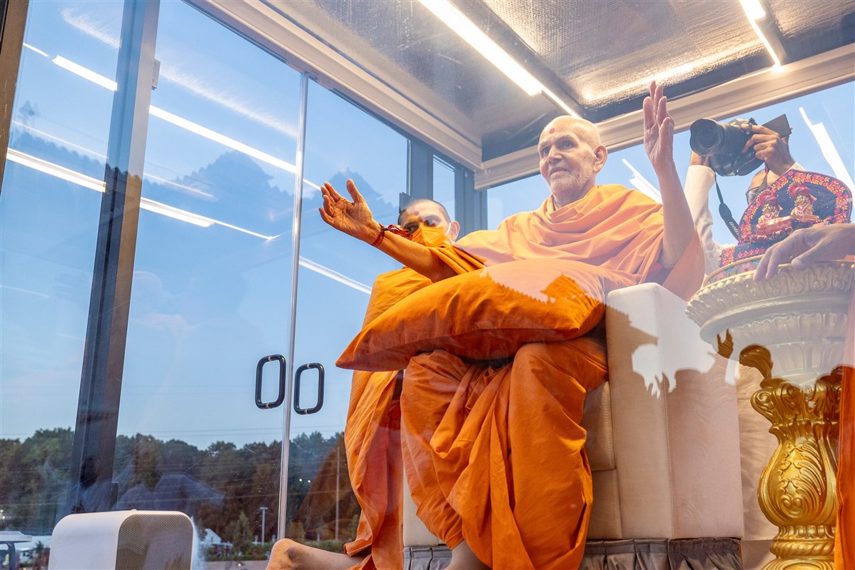 Swamishri gestures a hug to the sadhaks and swamis