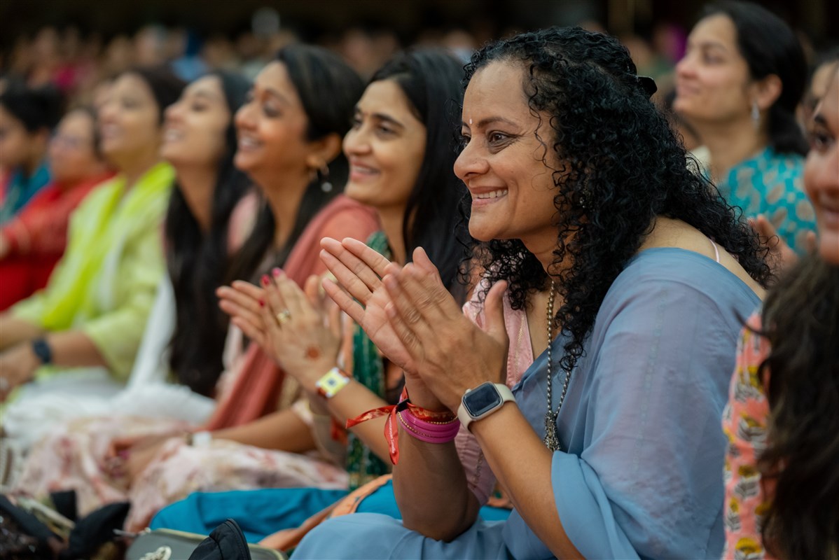 Devotees experience joy during the darshan of Swamishri