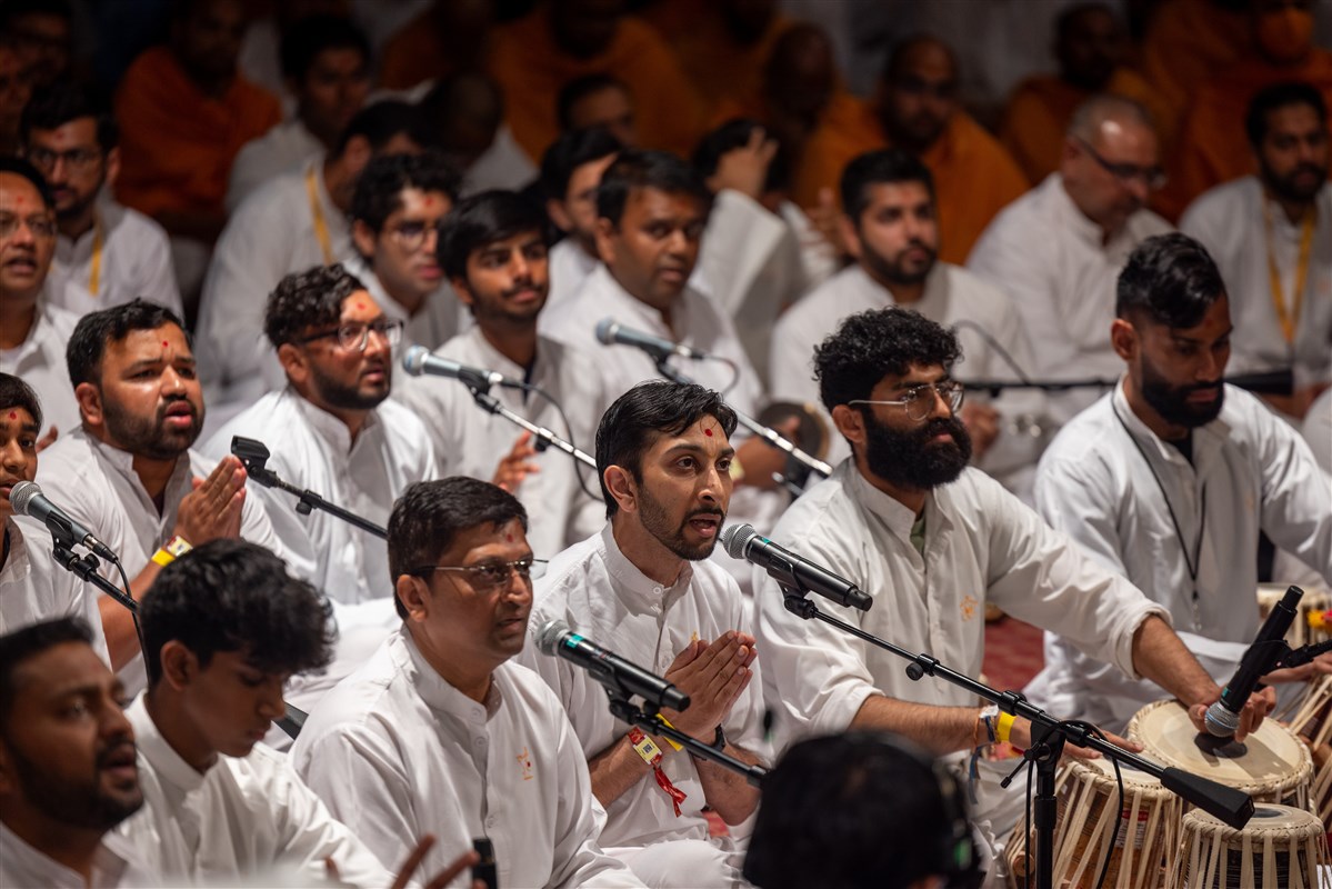 Youths offer kirtan bhakti during Swamishri’s puja