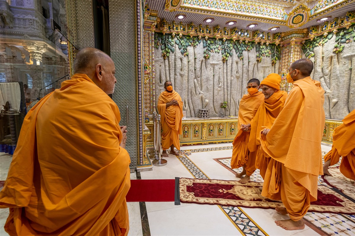Sadguru Pujya Ishwarcharandas Swami engrossed in the darshan of Swamishri 