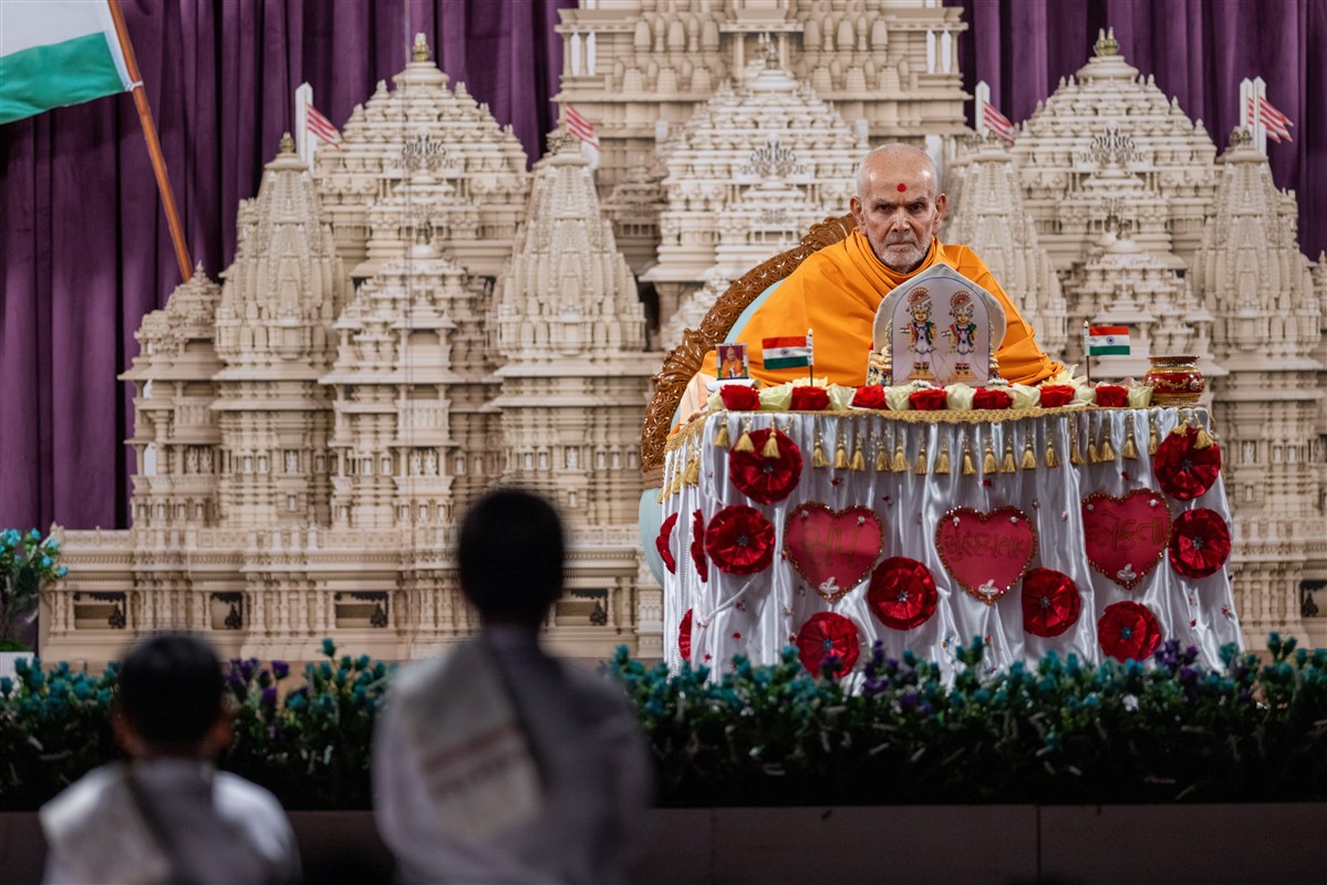 Swamishri performs his puja while children recite scriptural passages