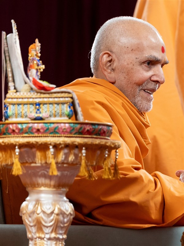 Swamishri in a light moment