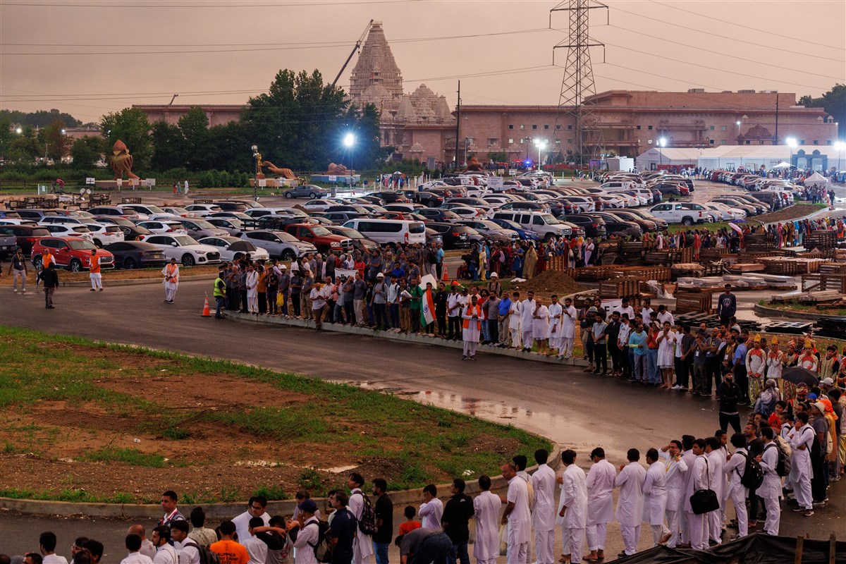 Devotees await Swamishri's darshan after the evening assembly