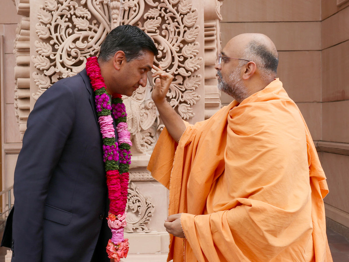 United States Congressman Ro Khanna traditionally welcomed at Swaminarayan Akshardham