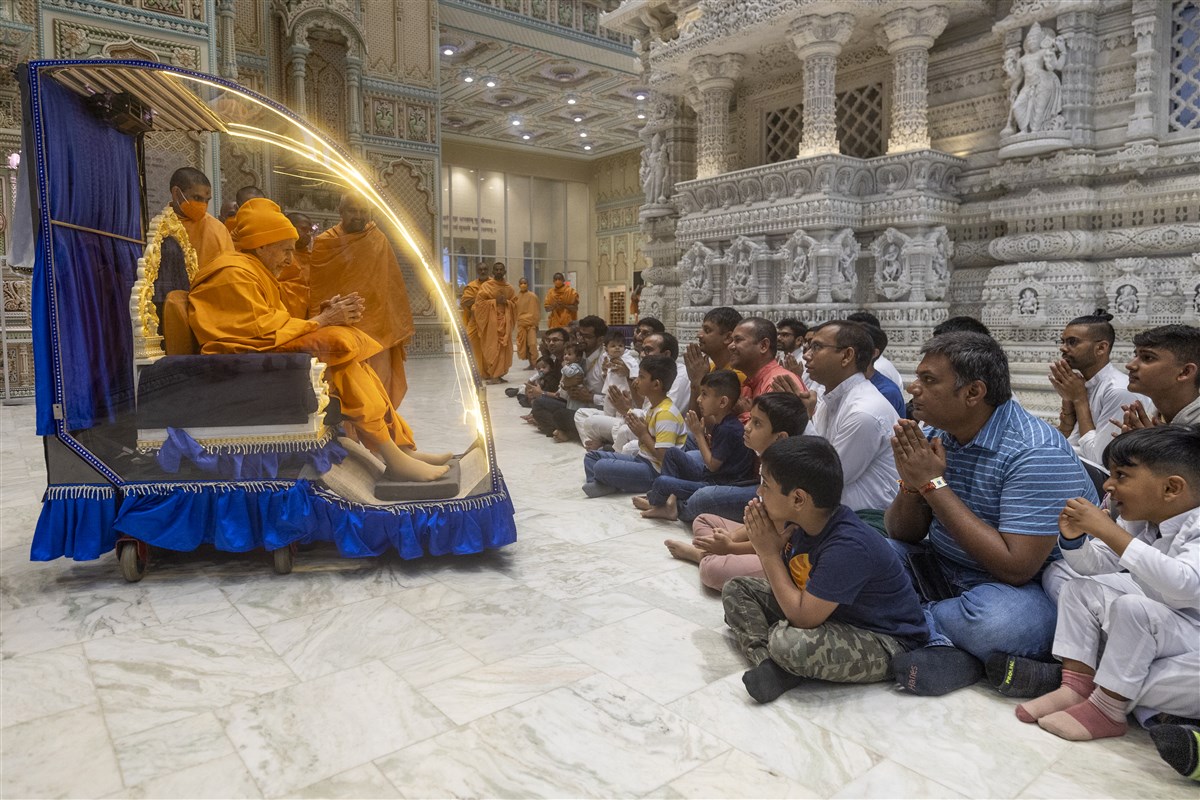 Swamishri greets devotees