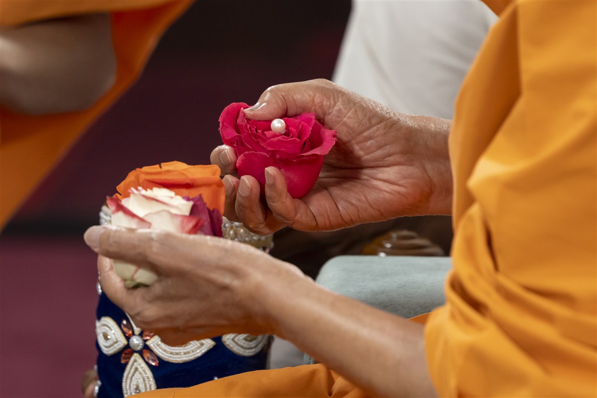 Swamishri prepares to offer flowers