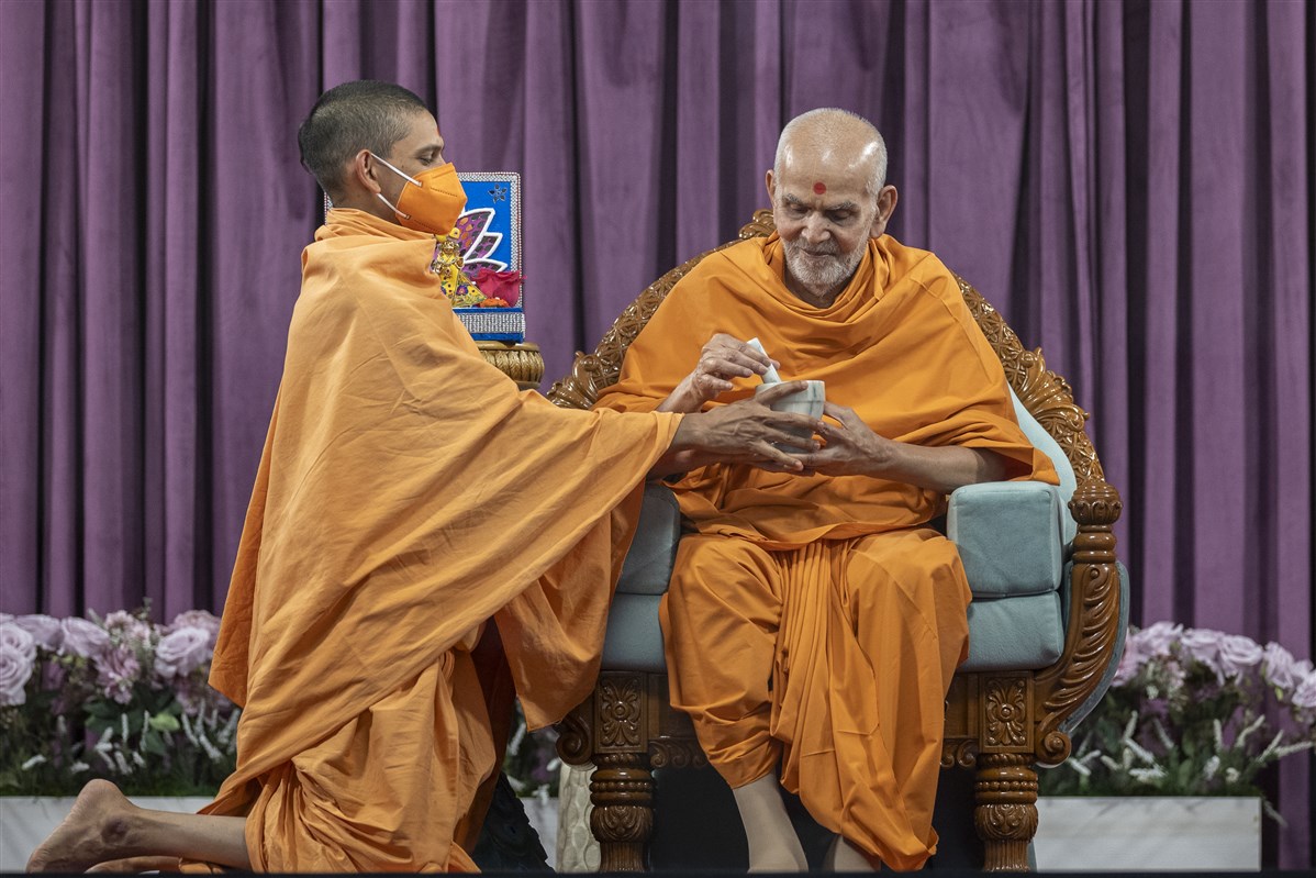 Swamishri participates in an interactive session
