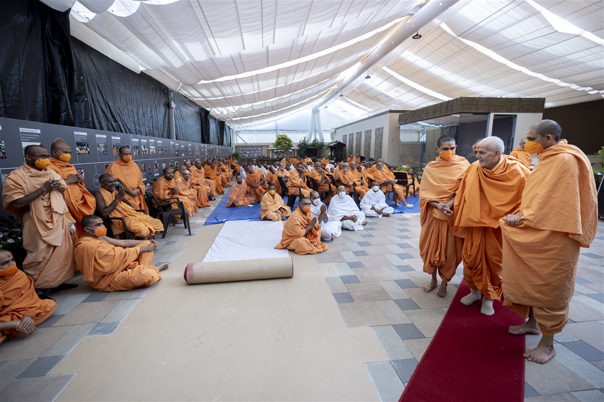Swamishri acknowledges swamis as he departs