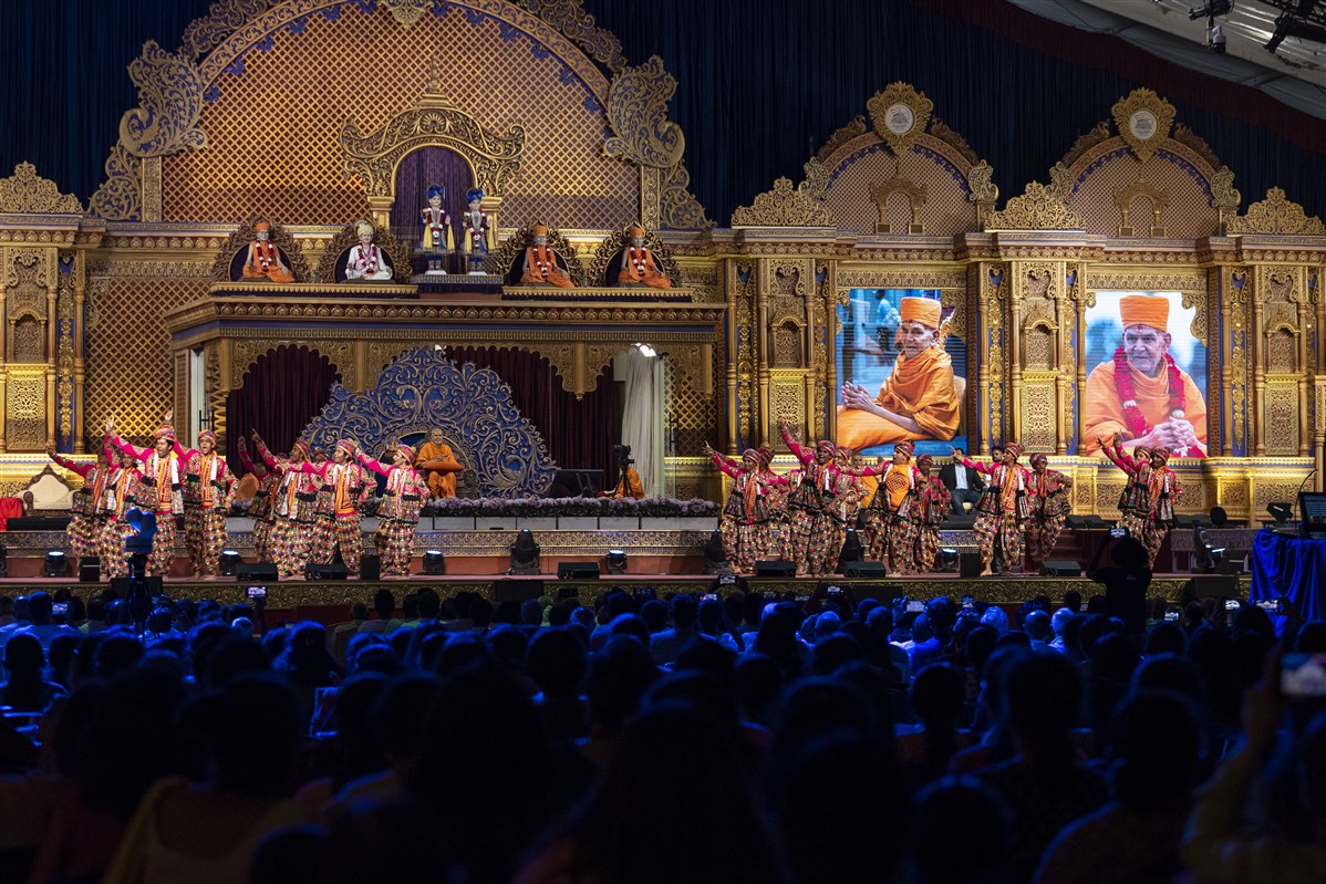 Swamishri observes youths perform a cultural dance