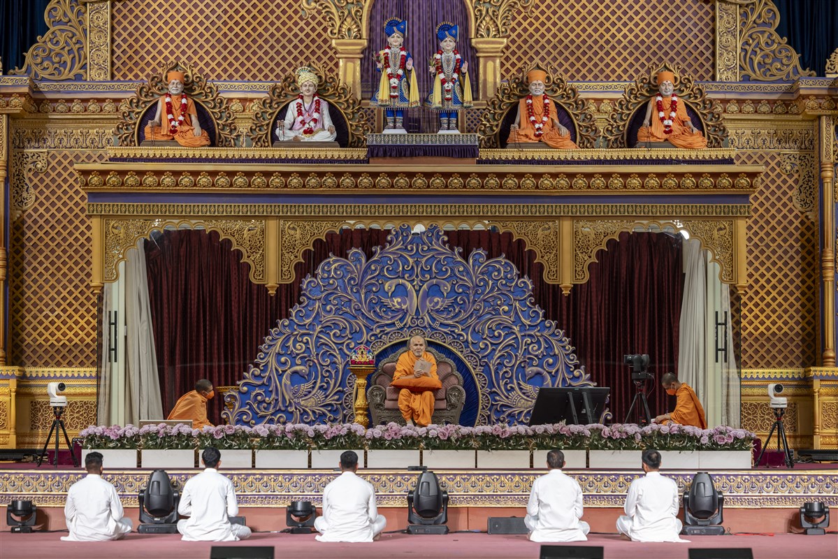 Swamishri interacts with devotees during the evening assembly