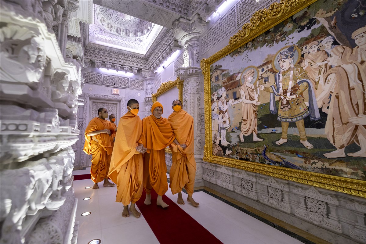 Param Pujya Mahant Swami Maharaj arrives at the mandir for darshan