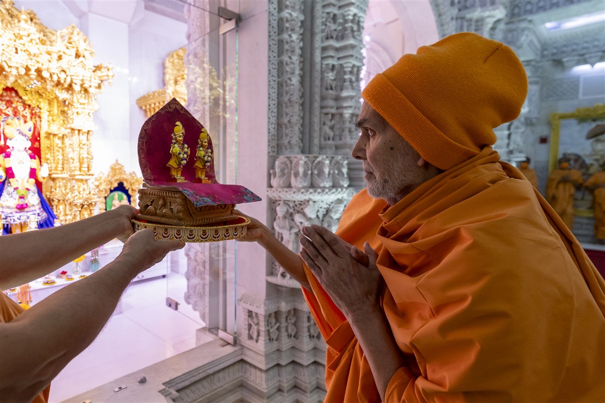 Swamishri deeply engrossed in the darshan of Shri Akshar Purushottam Maharaj