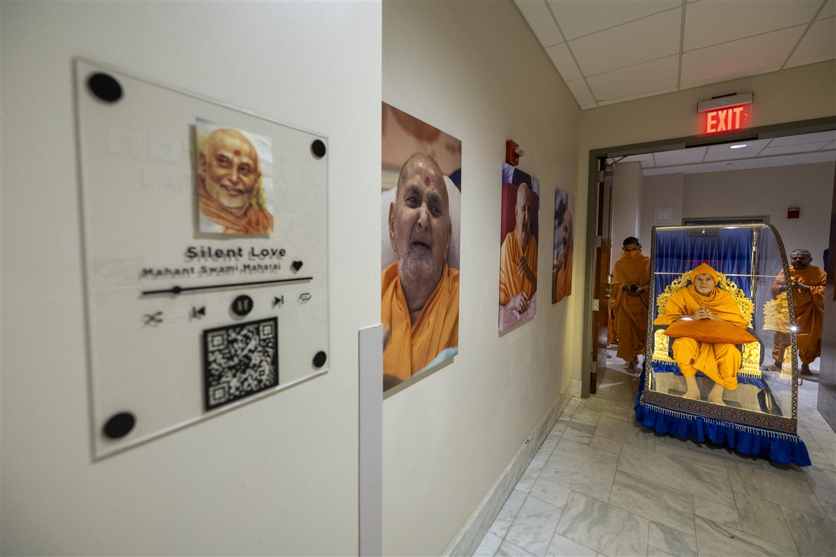 Swamishri views Pramukh Swami Maharaj's photos en route to puja