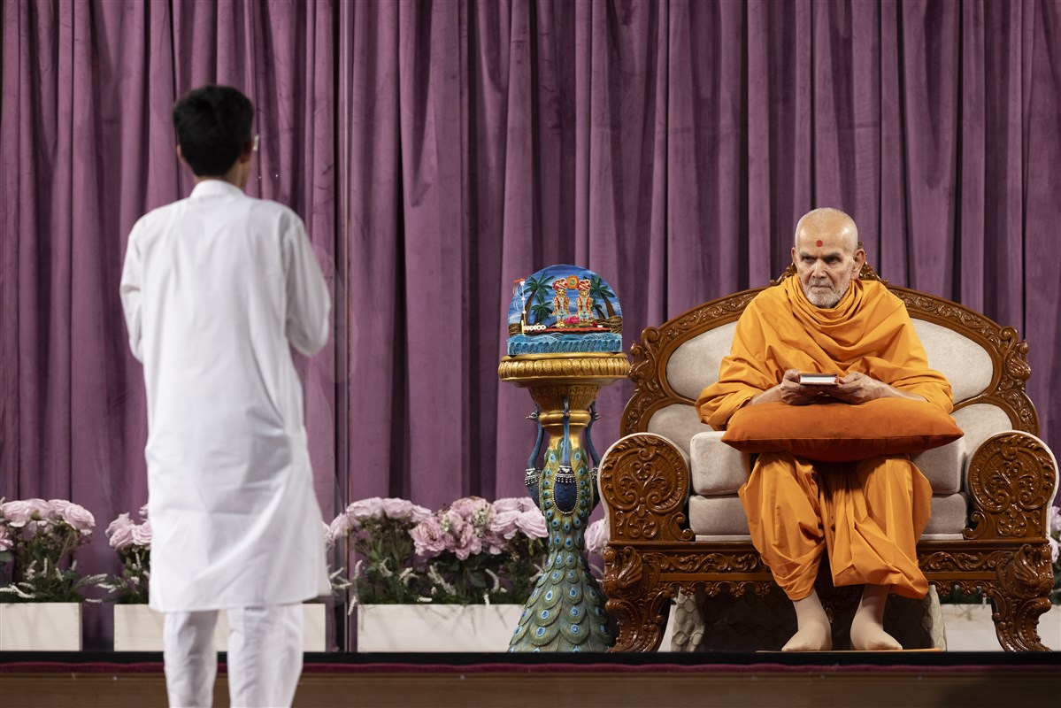 Swamishri listens to the youth leading everyone in reciting the sadhana mantra 