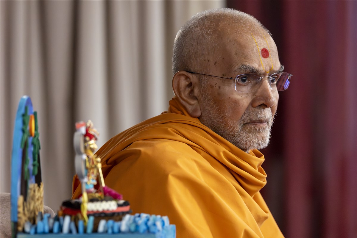 Swamishri greets every devotee present