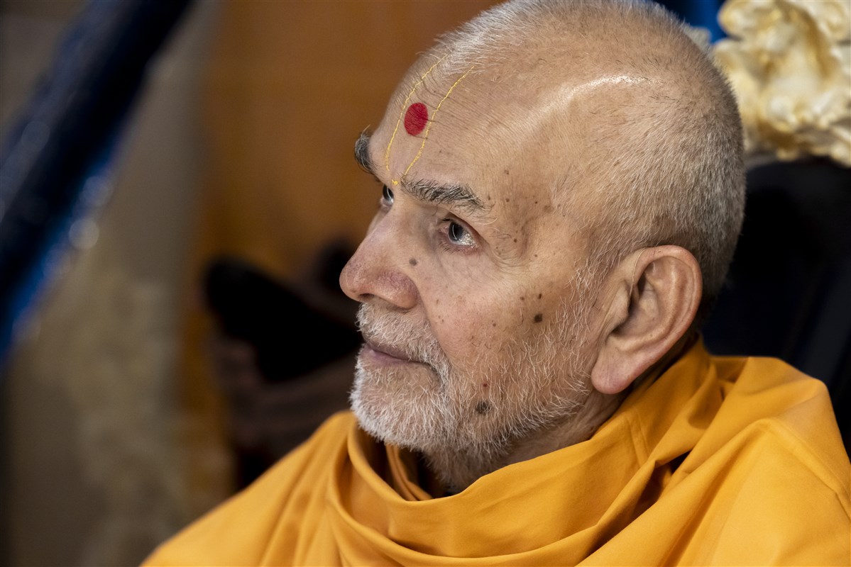 Swamishri looks towards swamis