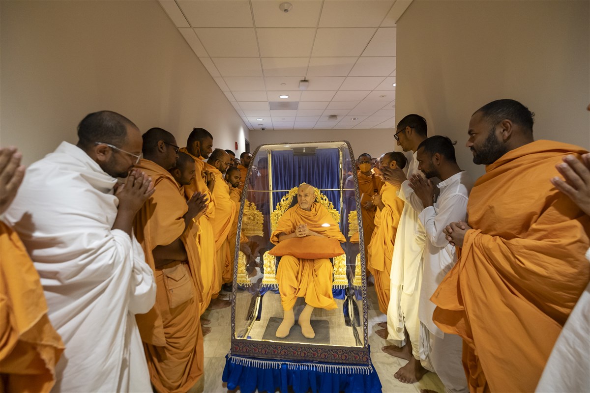 Sadhaks and swamis engrossed in the darshan of Swamishri