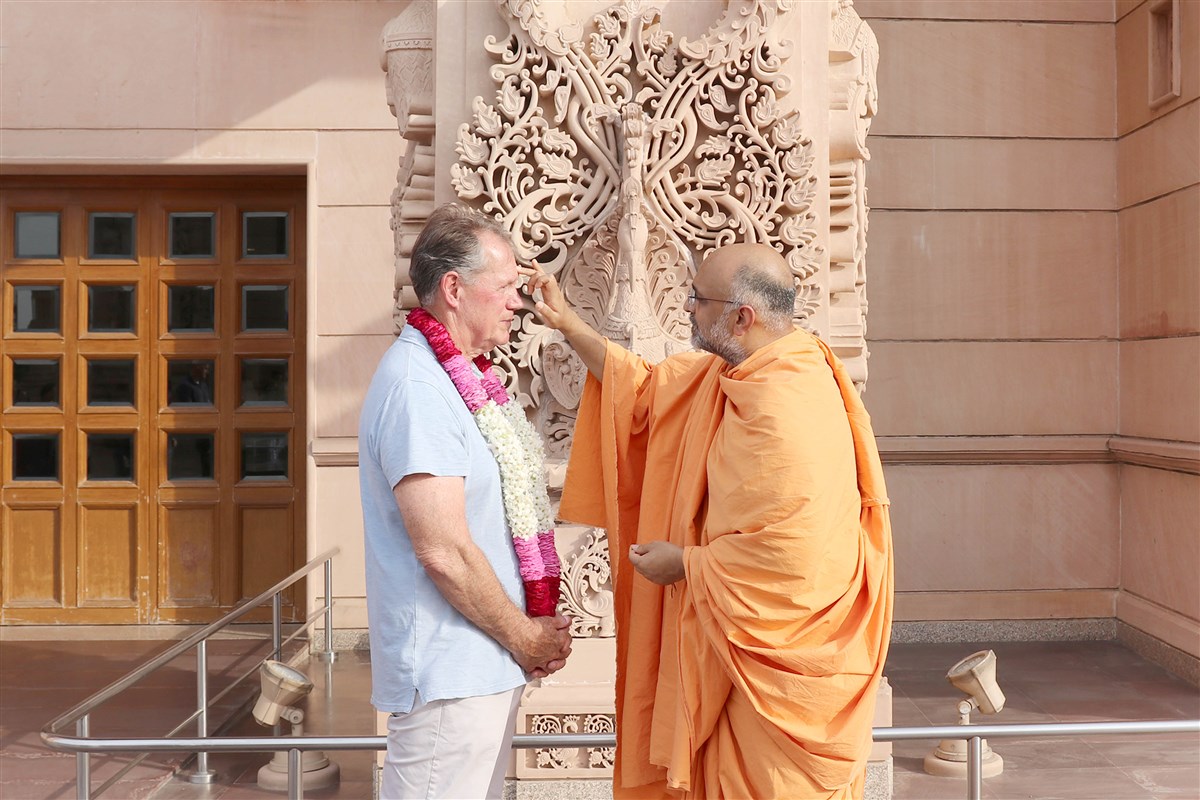 United States Congressman Ed Case traditionally welcomed at Swaminarayan Akshardham