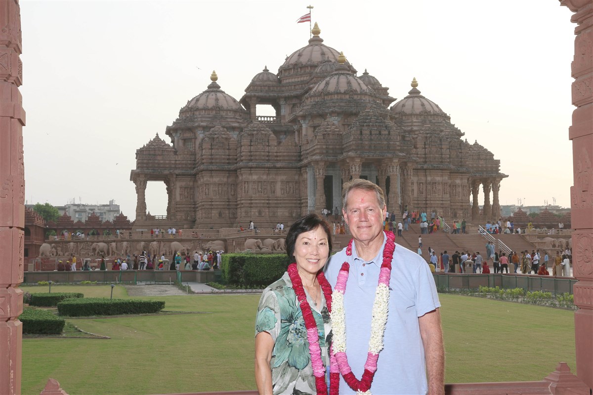 US Congressmen Ed Case Ed Case (HI – 1) and Audrey Case at Swaminarayan Akshardham